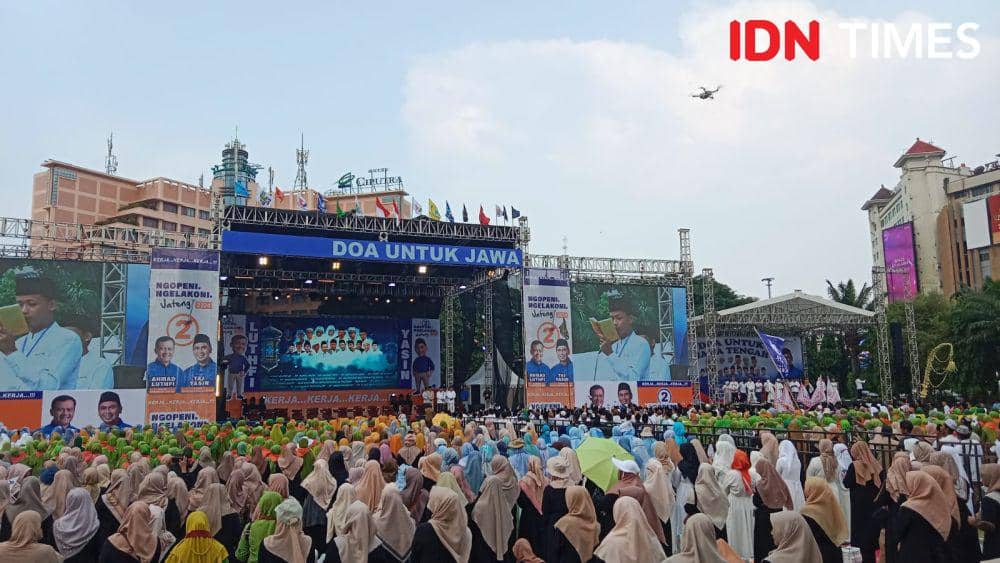 Suasana doa bersama Luthfi-Yasin di Simpang Lima Semarang. (IDN Times/Fariz Fardianto)