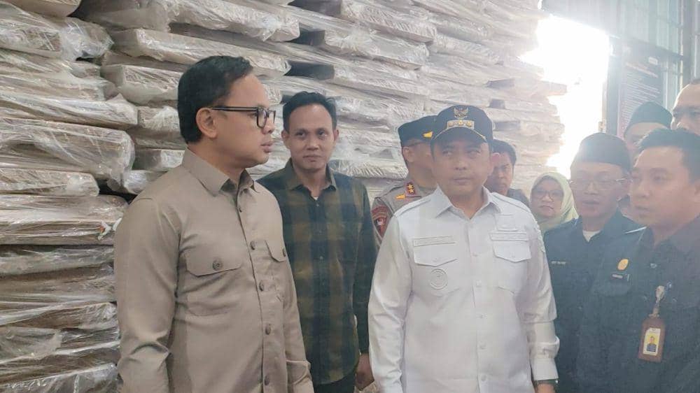 Wamendagri RI, Bima Arya saat mengunjungi gudang logistik KPU Bandar Lampung. (IDN Times/Muhaimin)