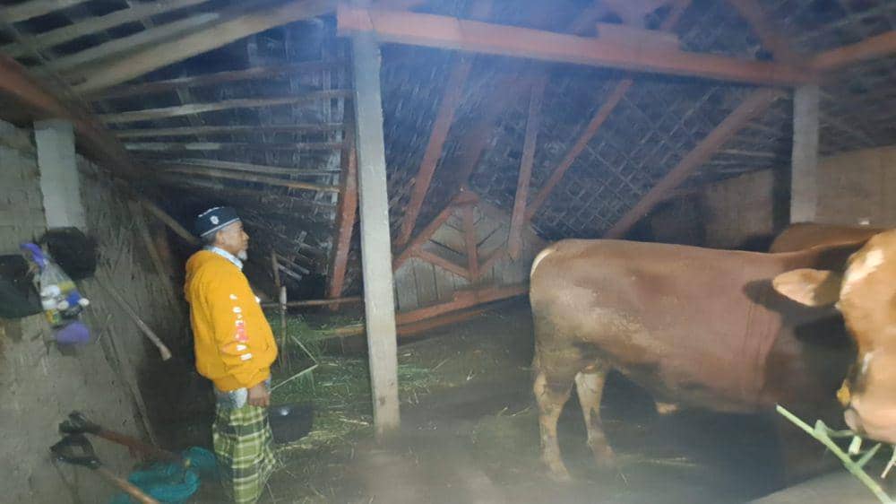 Bahtiar (31) warga desa Ngiliran Kecamatan Panekan Magetan sempat tertimbun bangunan dapurnya yang roboh. IDN Times/ Istimewa.
