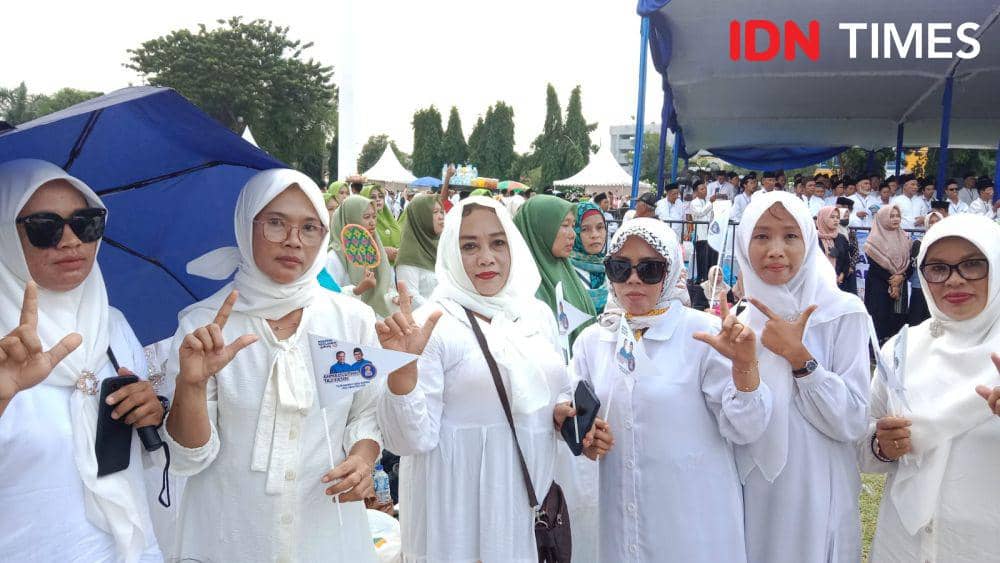 Para peserta doa bersama Luthfi-Yasin di Simpang Lima Semarang. (IDN Times/Fariz Fardianto)