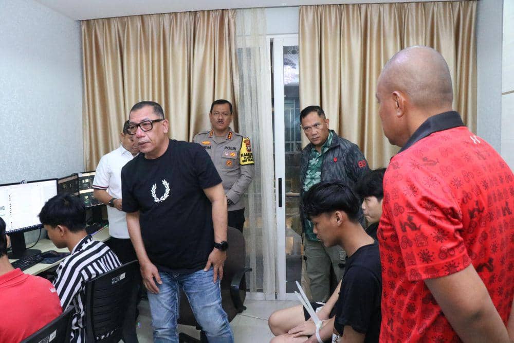 Kapolda Kepri, Irjen Pol Yan Fitri saat meninjau lokasi server judi online (Dok:Polda Kepri)