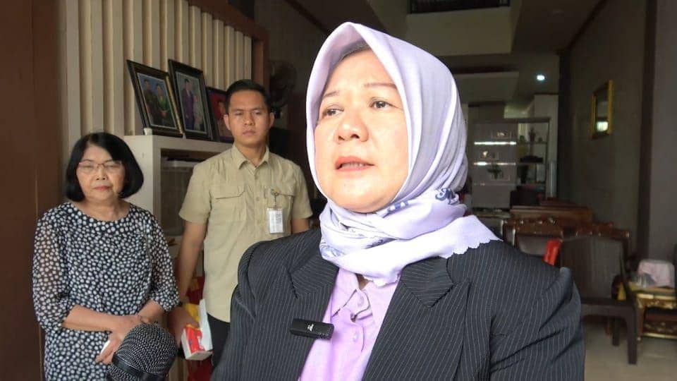 Anggota Kompolnas, Irjen Pol (Purn) Ida Oetari Poernamasasi saat melayat di rumah almarhum AKP Ryanto Ulil di Makassar, Sabtu (23/11/2024) / IDN Times : Darsil Yahya