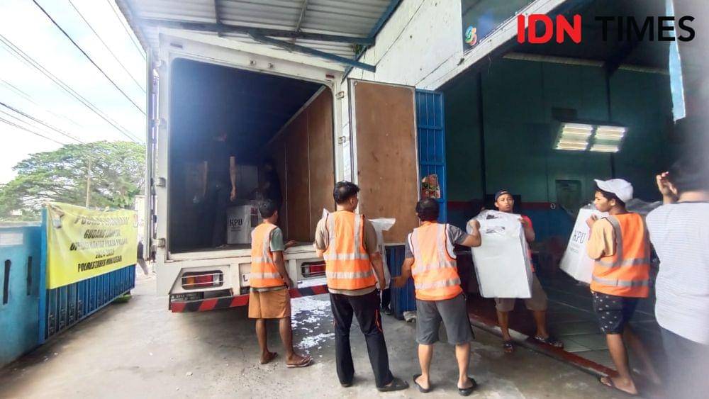 Pelepasan distribusi logistik Pilkada dari gudang KPU Makassar menuju gudang kecamatan, Sabtu (23/11/2024). (IDN Times/Asrhawi Muin)