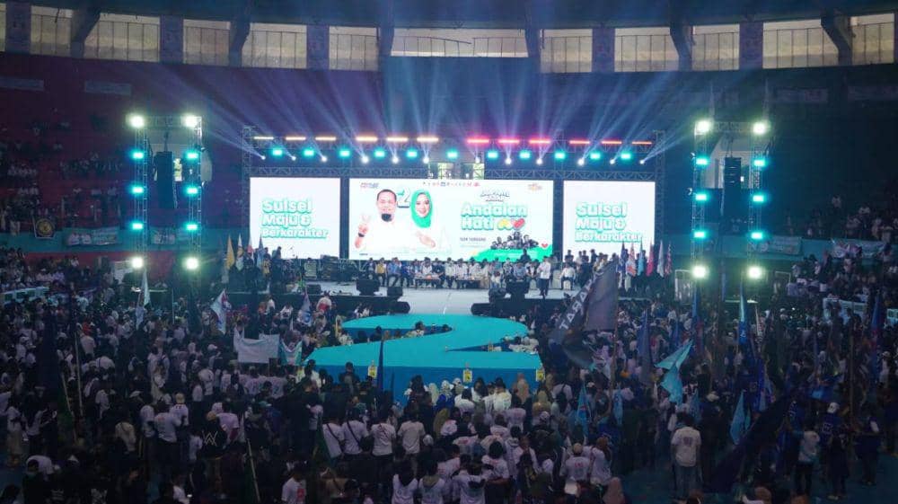 Pasangan Calon Gubernur dan Wakil Gubernur Sulawesi Selatan, Andi Sudirman Sulaiman dan Fatmawati Rusdi, menggelar kampanye akbar di GOR Sudiang, Makasar, Sabtu (23/11/2024). (Dok. Istimewa)