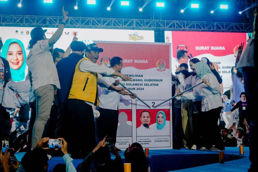 Pasangan Calon Gubernur dan Wakil Gubernur Sulawesi Selatan, Andi Sudirman Sulaiman dan Fatmawati Rusdi, menggelar kampanye akbar di GOR Sudiang, Makasar, Sabtu (23/11/2024). (Dok. Istimewa)