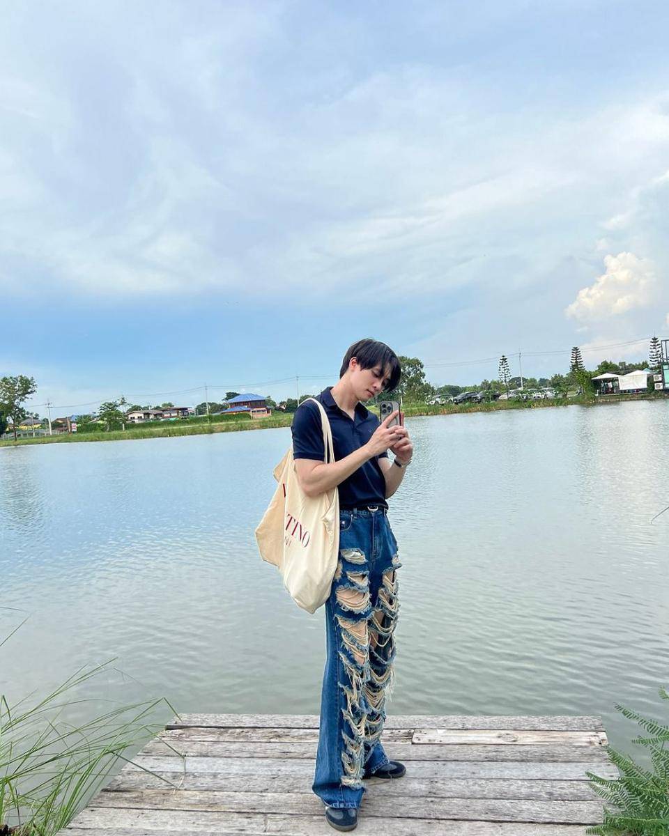 outfit polo shirt ala Mean Phiravich (Instagram.com/m34nismind)