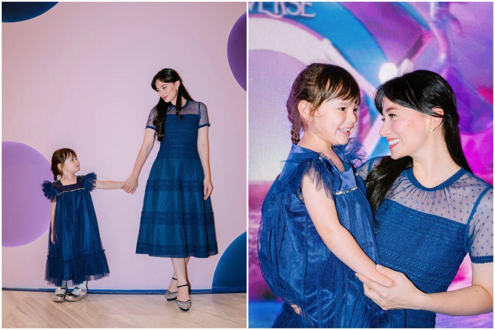 10 Potret Asmirandah dan Chloe di Pameran Perhiasan, Bergaun Biru!