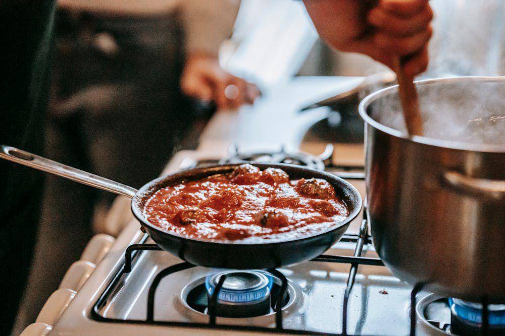 ilustrasi memasak saus bolognese (pexels.com/Gary Barnes)