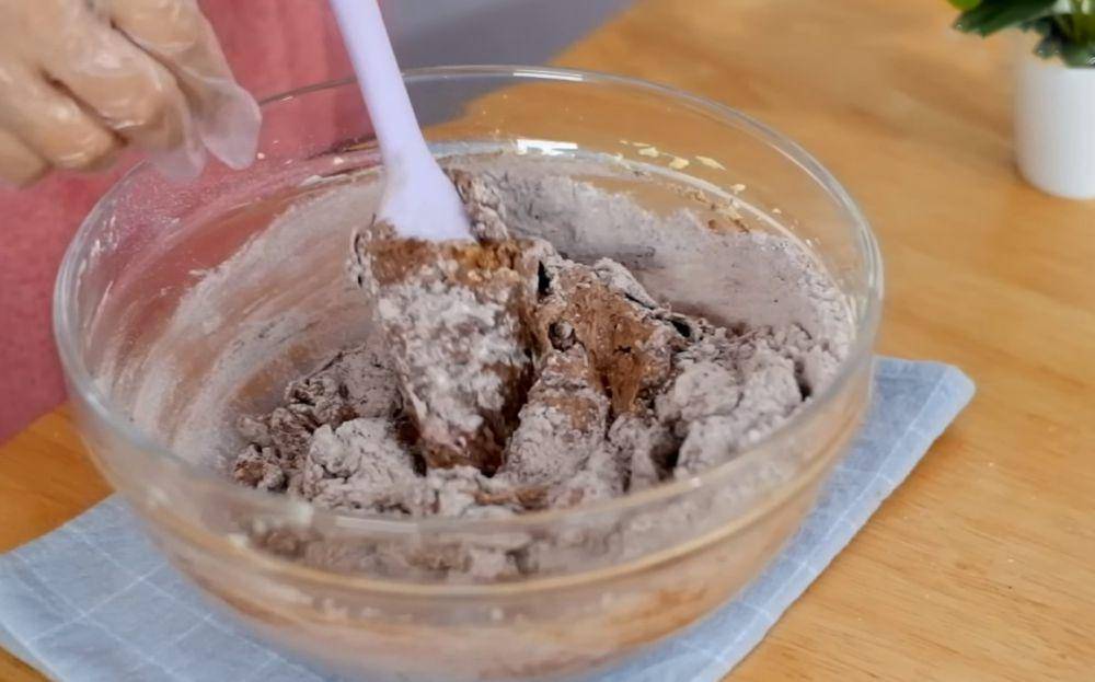 ilustrasi membuat thumbprint cookies cokelat kacang (YouTube.com/Lis Achmady)