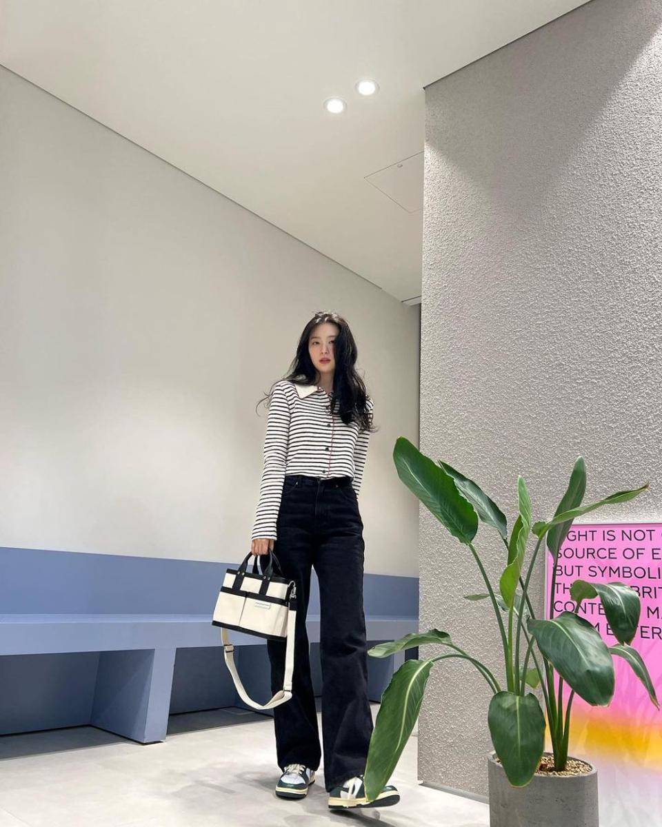 Rekomendasi OOTD Monokrom ala Seulgi Red Velvet (instagram.com/hi_sseulgi)