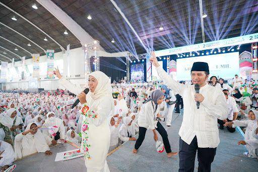 Dalam kampanye akbar yang bertajuk Dzikir, Sholawat, dan Doa Bersama menyambut kemenangan Khofifah-Emil dipadati puluhan ribu peserta kampanye dari berbagai daerah di Jatim di Jatim Expo, Sabtu, 23 November 2024. (Dok. Cagub Jatim 02)