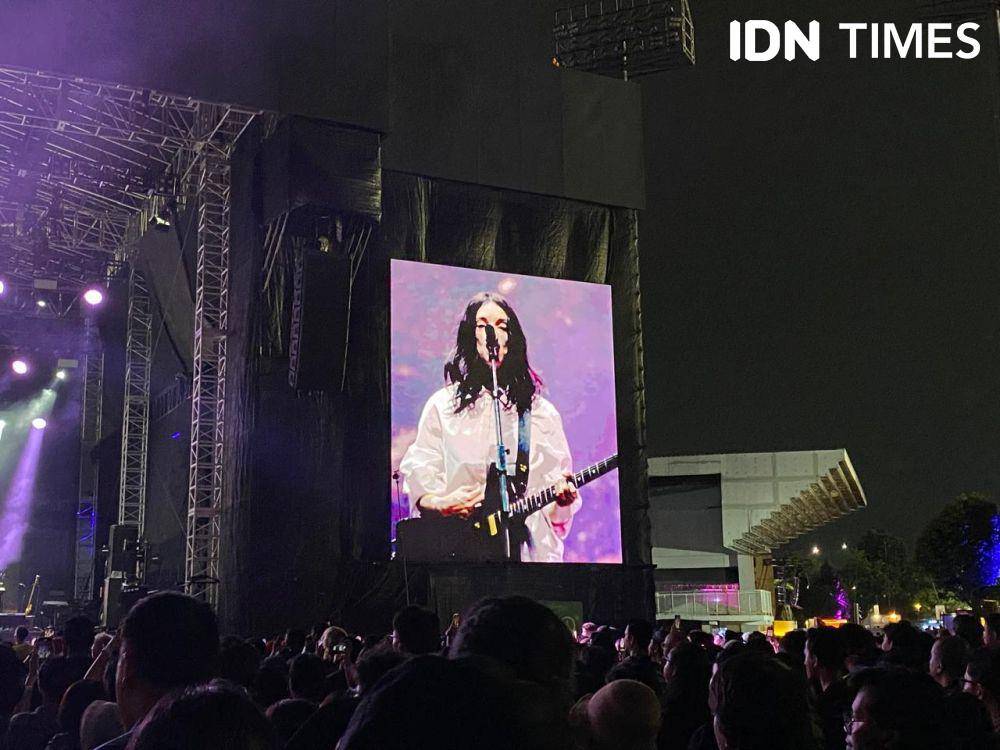 Aksi St Vincent di hari pertama Joyland Festival Jakarta 2024. (IDN Times/Ilyas Mujib)