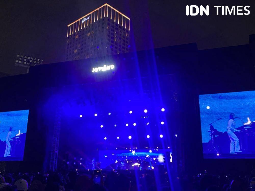 Aksi AIR di hari pertama Joyland Festival Jakarta 2024. (IDN Times/Ilyas Mujib)