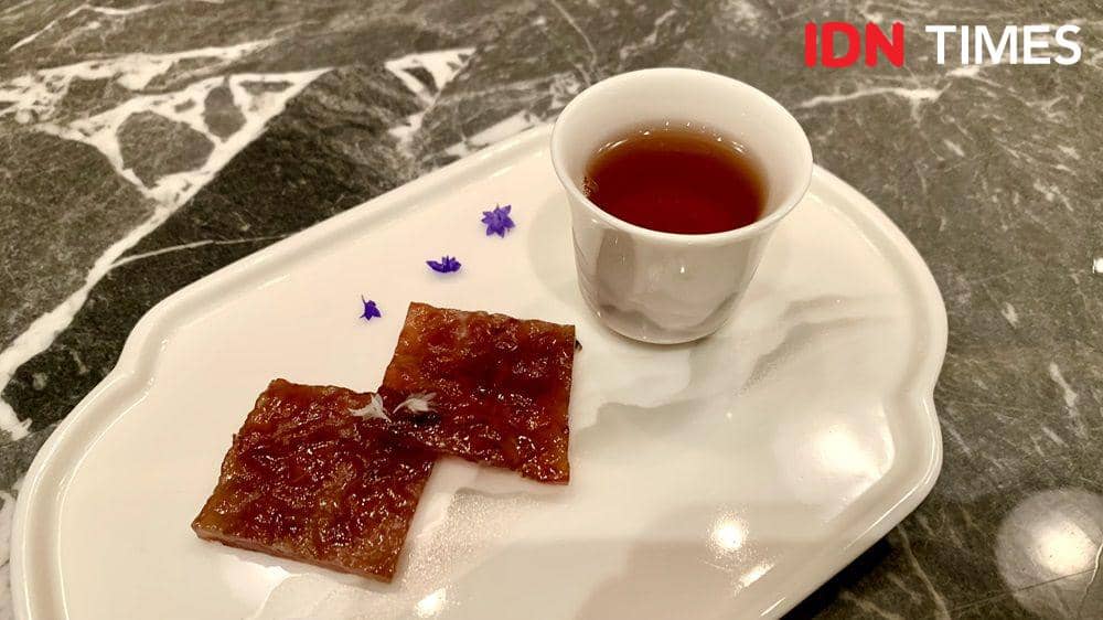 Potret perpaduan teh wuyi red robe dengan chicken bak kwa (IDN Times/Fasrinisyah Suryaningtyas)