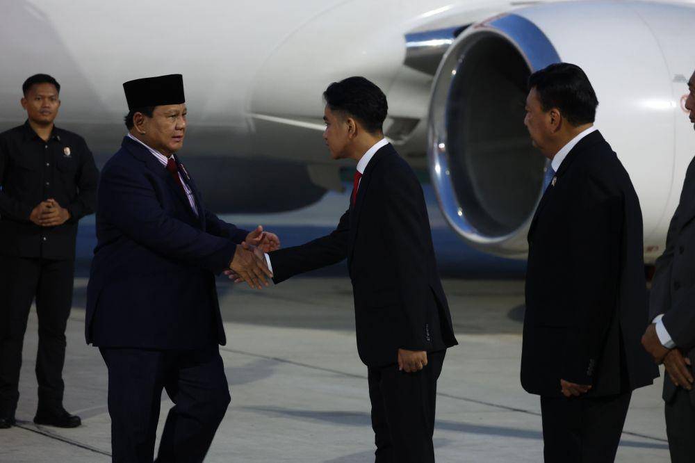 Presiden RI Prabowo Subianto tiba di Jakarta tepatnya di Bandara Halim Perdana Kusuma Jakarta pukul 05.30 WIB setelah melakukan lawatan ke sejumlah negara untuk melakukan kunjungan kenegaraan, Minggu (24/11/2024). (Dok. Tim Komunikasi Prabowo)