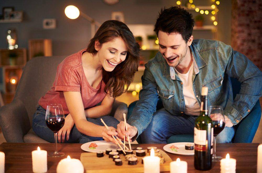 ilustrasi pasangan makan malam bersama (freepik.com/Gpointstudio)