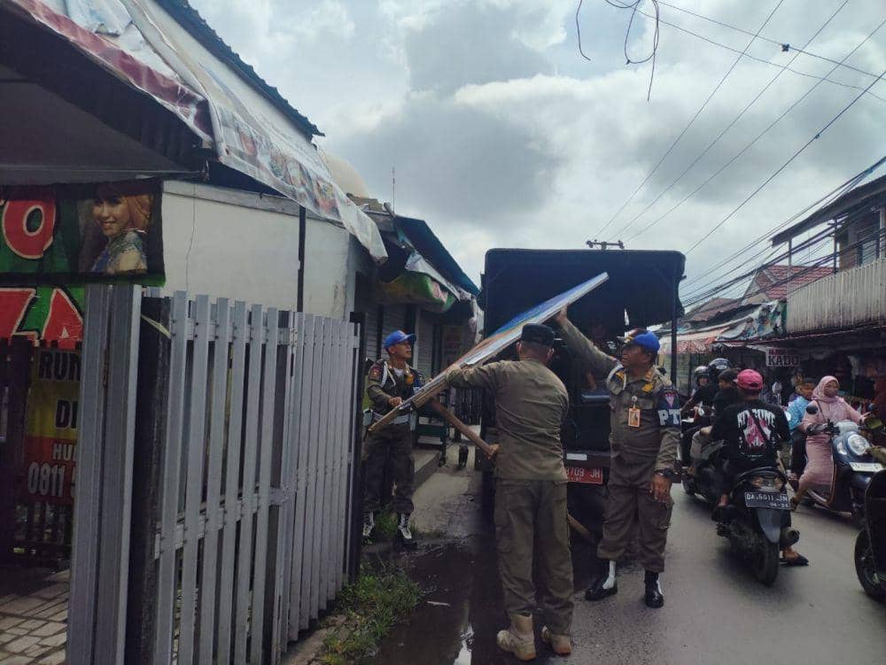 Pelepasan APK di tengah masa tenang menjelang pilkada di Banjarmasin.