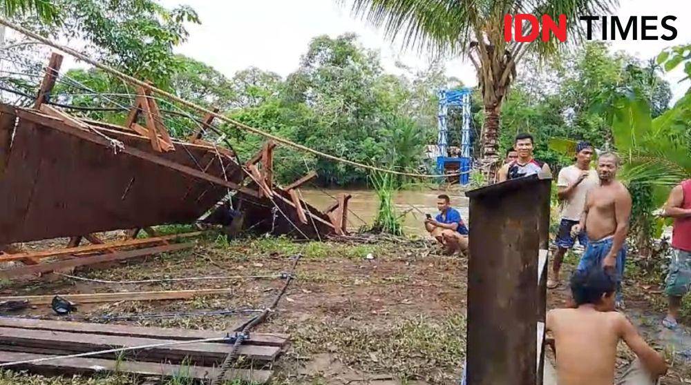 5 orang jadi korban dalam peristiwa ambruknya jembatan gantung di Melawi. (IDN Times/istimewa).