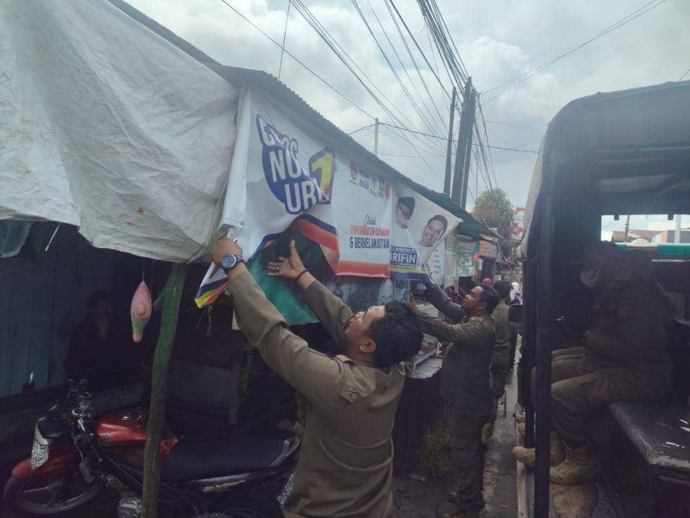 Penertiban APK menjelang Pilkada di Banjarmasin