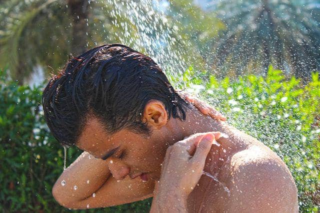 ilustrasi pria sedang keramas (unsplash.com/abdullah ali)