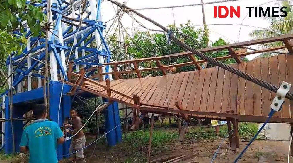 Jembatan gantung di Melawi ambruk sehari sebelum diresmikan. (IDN Times/Istimewa).