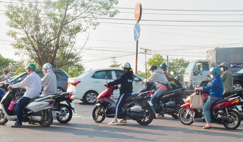 potret pengendara motor berhenti di jalan raya (unsplash.com/Bùi Hoàng Long)