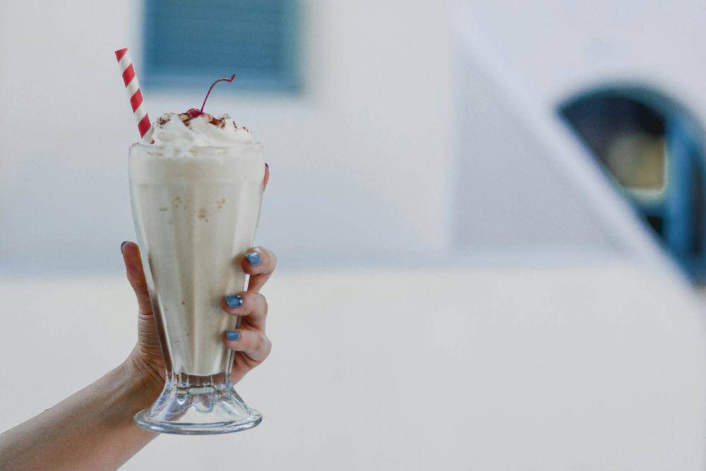 ilustrasi milkshake dalam gelas tinggi (unsplash.com/Content Pixie)