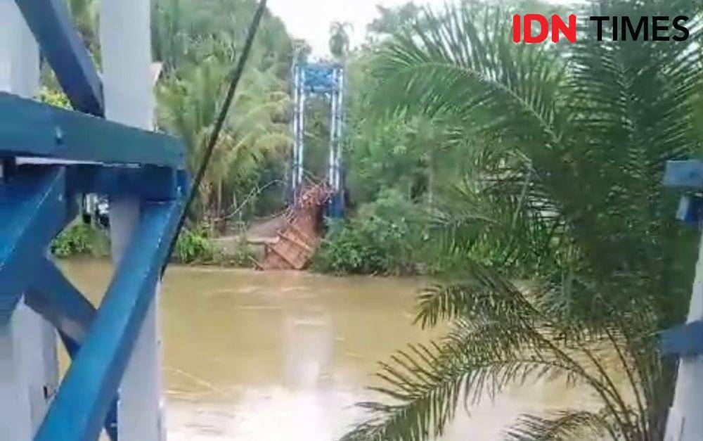 Jembatan gantung di Melawi putus sehari sebelum diresmikan. (IDN Times/Istimewa).