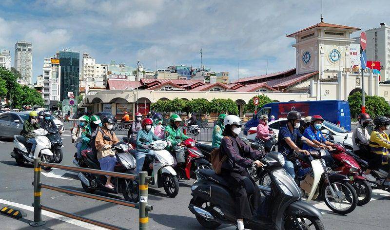 potret pengendara motor di Vietnam (unsplash.com/Edwin Petrus)