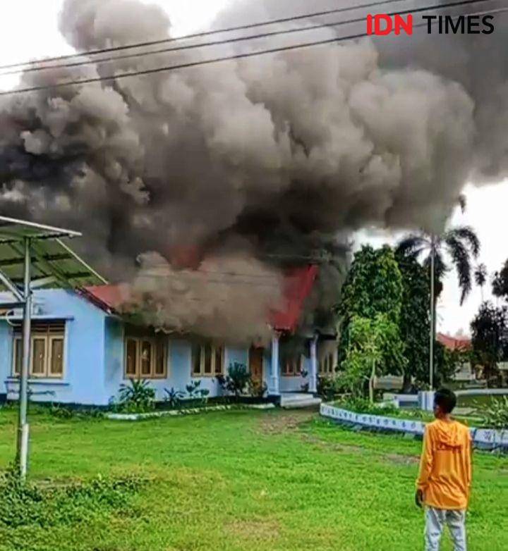 Tangkapan layar saat api membakar Kantor Camat Woja (Dok/Istimewa)