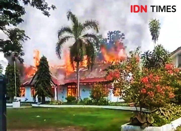 Tangkapan layar saat api membakar Kantor Camat Woja Dompu (Dok/Istimewa)