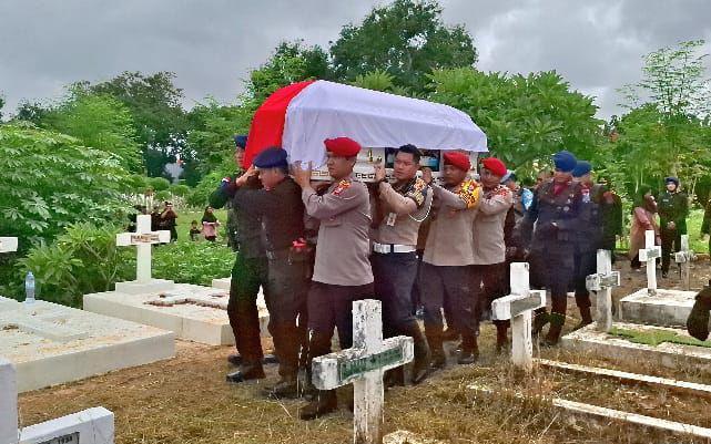 Tangis Pilu Cristina Melepas Jenazah Kompol Ulil ke Liang Lahad