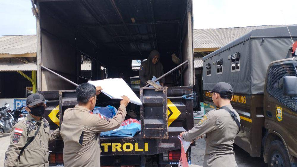Penertiban APK oleh Bawaslu dan Pol PP. (IDN Times/Muhaimin)