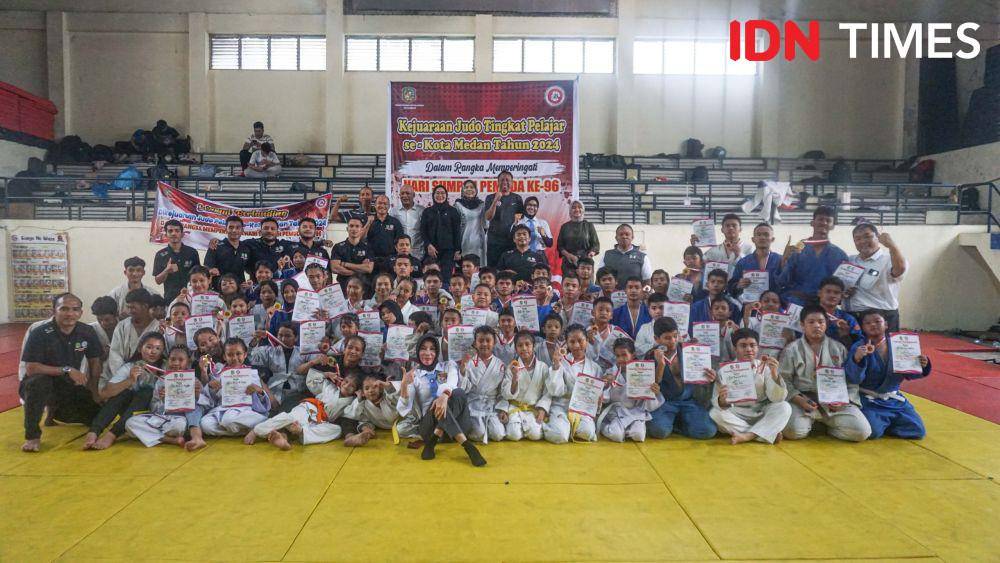 Para atlet juara bersama Dispora Medan dan pengurus PJSI Sumut dan Medan usai Kejuaraan Judo Pelajar Medan (IDN Times/Doni Hermawan)