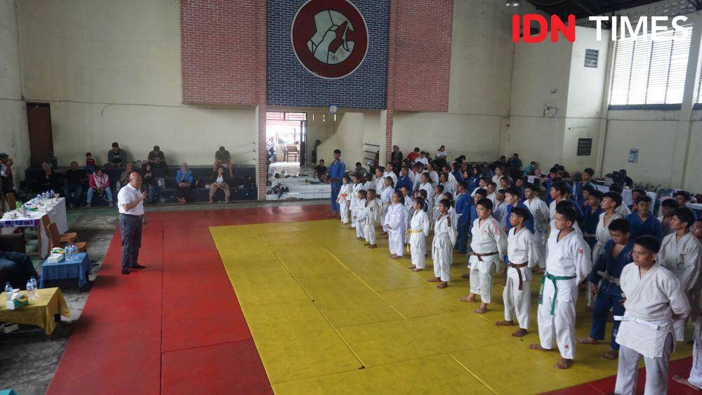 Pembukaan Kejuaraan Judo Pelajar Kota Medan 2024 di Padepokan Judo Sumut, Minggu (24/11/2024) (IDN Times/Doni Hermawan)