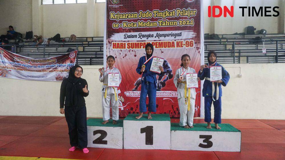 Atlet juara Kejuaraan Judo Pelajar Kota Medan 2024 di Padepokan Judo Sumut, Minggu (24/11/2024) (IDN Times/Doni Hermawan)