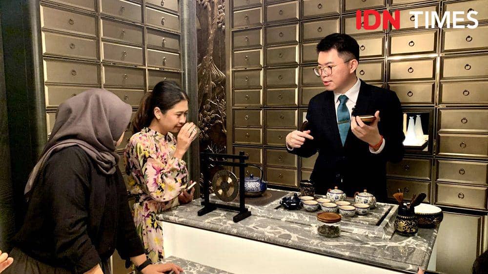 Potret tea sommelimer membimbing tamu untuk mengenal beragam aroma teh kering (IDN Times/Fasrinisyah Suryaningtyas)