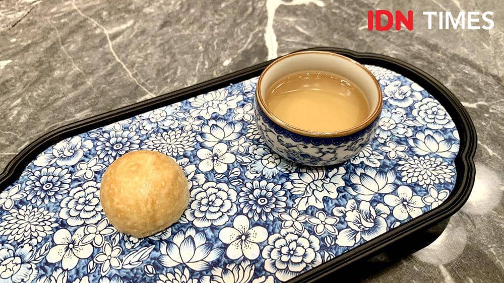 Potret perpaduan teh royal white peony dengan salted bean paste pastry (IDN Times/Fasrinisyah Suryaningtyas)