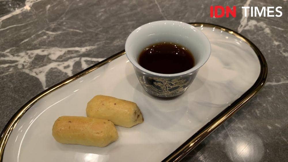 Potret perpaduan teh imperial pu erh dengan pineapple tart (IDN Times/Fasrinisyah Suryaningtyas)