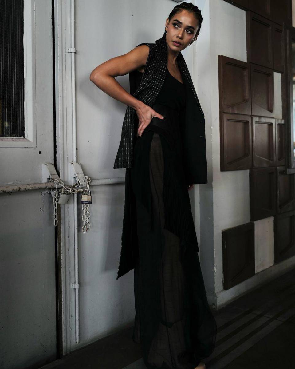 referensi outerwear ala Adinia Wirasti (instagram.com/adiniawrst)