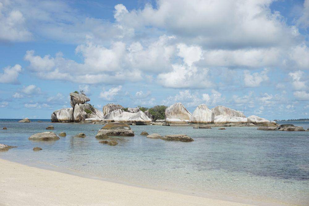 Suasana Pantai Tanjung Tinggi, Belitung (Pixabay.com/BayuZkn)