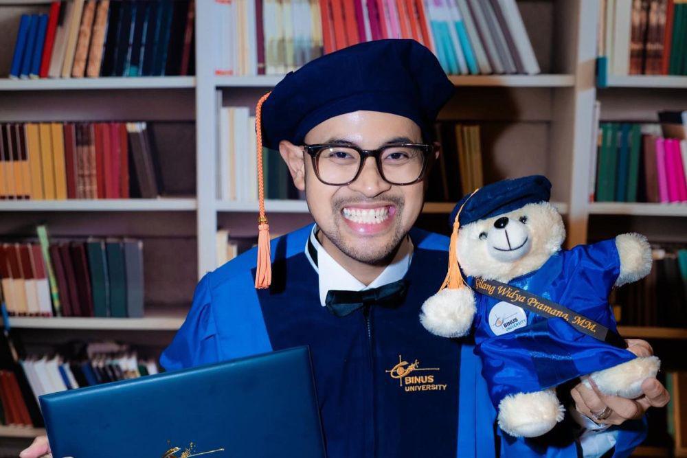 7 Potret Gilang Juragan 99 Wisuda S2, Resmi Magister Manajemen!