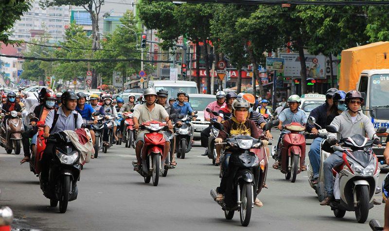 potret pengendara motor di jalan raya (unsplash.com/Leonie Clough)