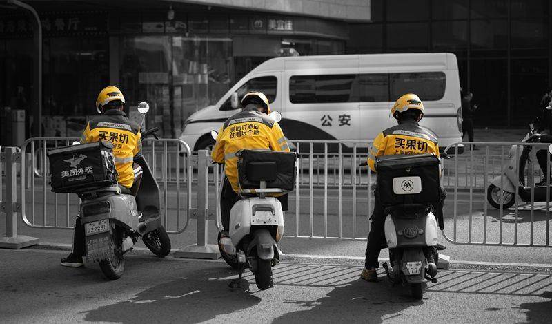 potret pengendara motor di China (unsplash.com/leoon liang)