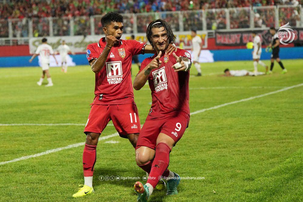Selebrasi striker Malut United, Diego Martinez, setelah mencetak gol ke gawang Persis Solo pada pertandingan BRI Liga 1 2024/25, Kamis 21 November 2024. (Dok. PT Liga Indonesia Baru)