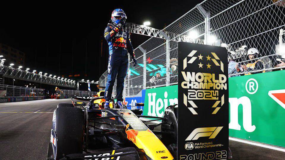 Max Verstappen berselebrasi usai meraih gelar juara dunia Formula 1 2024. (formula1.com)