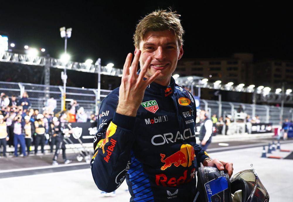 Max Verstappen mengacungkan empat jari usai meraih gelar juara Formula 1 2024. (x.com/F1)