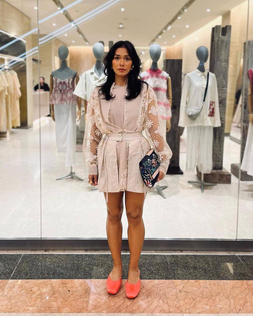referensi outerwear ala Adinia Wirasti (instagram.com/adiniawrst)