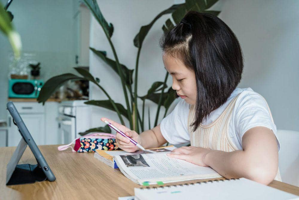 ilustrasi belajar di meja (pexels.com/Annushka Ahuja)