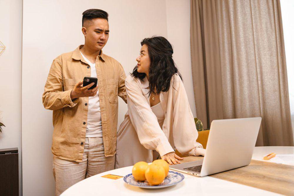 Ilustrasi pasangan yang saling mendukung (pexels.com/ANTONI SHKRABA production)